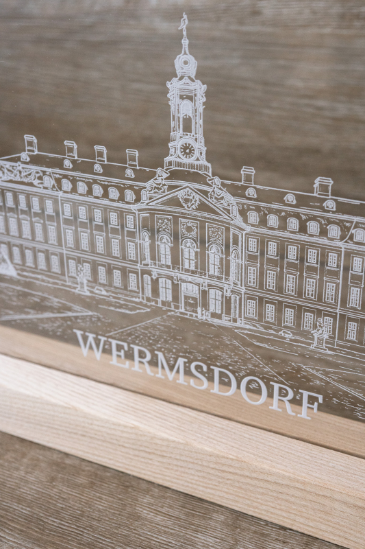 LED-Acrylglaslampe mit Holzsockel: Gravur von Schloss Hubertusburg und Ortsmotiven, Schriftzug „WERMSDORF“, warmweißes Licht (USB).
